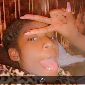 Meet your Posher, Deedee